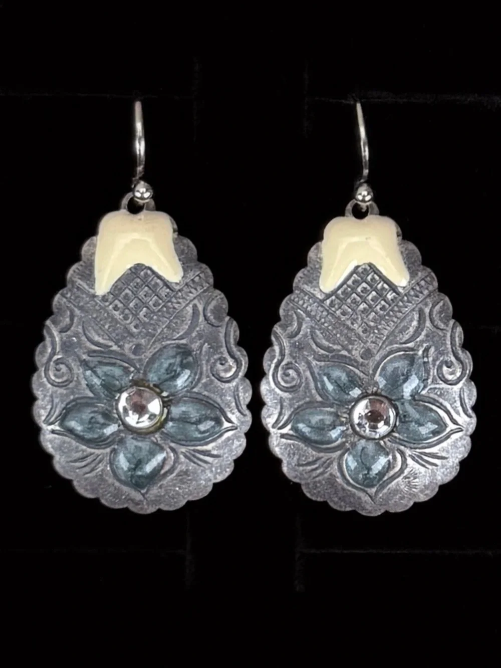 Gorgeous vintage Silvertone Bluey cream enamel costume pierced earrings